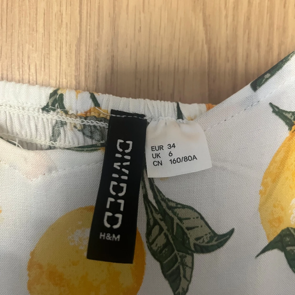 Vit sommarklänning med citronmönster H&M - 1