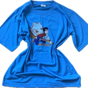 Harry Potter vintage T-shirt - Jättefin blå tshirt i bomull med Harry Potter 💙Väldigt gammal så lite urtvättad men väldigt fin fortfarande! Storlek 152 men sitter som en S💙