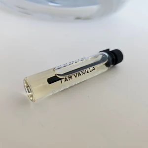 I Am Vanilla parfymprov från Essnce - Parfymprov på 2 ml med doften I Am Vanilla från Essnce. Kommer i ett litet genomskinligt glasrör med svart skruvkork. Doften har tydliga vaniljtoner och flaskan är enkel att ta med i väskan. Perfekt för dig som gillar söta och mjuka dofter.