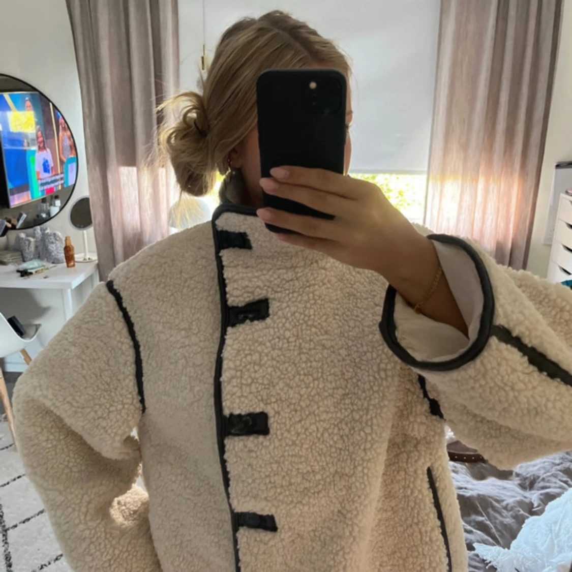 Teddyjacka från H&M med svarta detaljer - 1