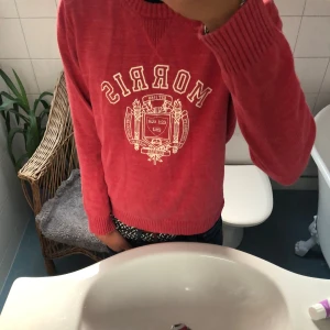 Morris stickad tröja - Tja! Säljer en as fet tröja Morris tröja. As snygg färg och tryck. Trycket är lite slitet men verkligen inget som man tänker på. Storlek m på lappen men sitter som xs kan passa s också.  Hör av dig vid funderingar!