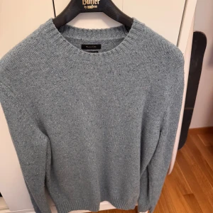 Blå stickad tröja från Massimo Dutti - Snygg blå stickad tröja från Massimo Dutti, tillverkad av italienskt garn. Tröjan har rund hals, ribbade muddar och lång ärm. Perfekt för dig som gillar enkel och stilren design med en chill vibe. Ny utan prislapp och därför i nyskick. Priset är inte hugget i sten och går att diskutera. Skriv om det finns några funderingar.