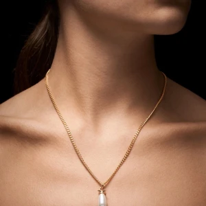 Pearl tear Maria Nilsdotter  - Snyggt halsband i guld från Maria Nilsdotter med ett droppformat vitt pärlhänge. Kedjan är tunn och elegant, och pärlan har en unik guldfattning som ger halsbandet en lyxig vibe. Kedjan är utbytt, alltså inte originell från Maria Nilsdotter utan annat märke. Aldrig använd: rekommenderar inte att duscha i den då den kan tappa färg. Tryck på köp nu eller kontakta mig för frågor. Kan även gå ner i pris vid snabb affär ❤️