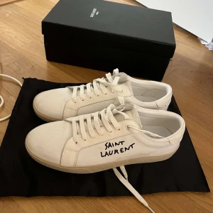 Saint laurent skor  - Saint Laurent skor i jätte bra skick. Storlek 43 men passar 44 också. Påse och låda ingår.  