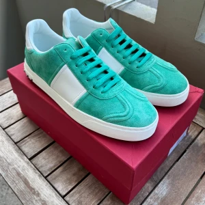 Valentino Garavani gröna sneakers mocka - Snygga sneakers från Valentino Garavani i grön mocka med vita detaljer och vit sula. Box och extra snören medföljer. Hör av er vid frågor eller funderingar. 