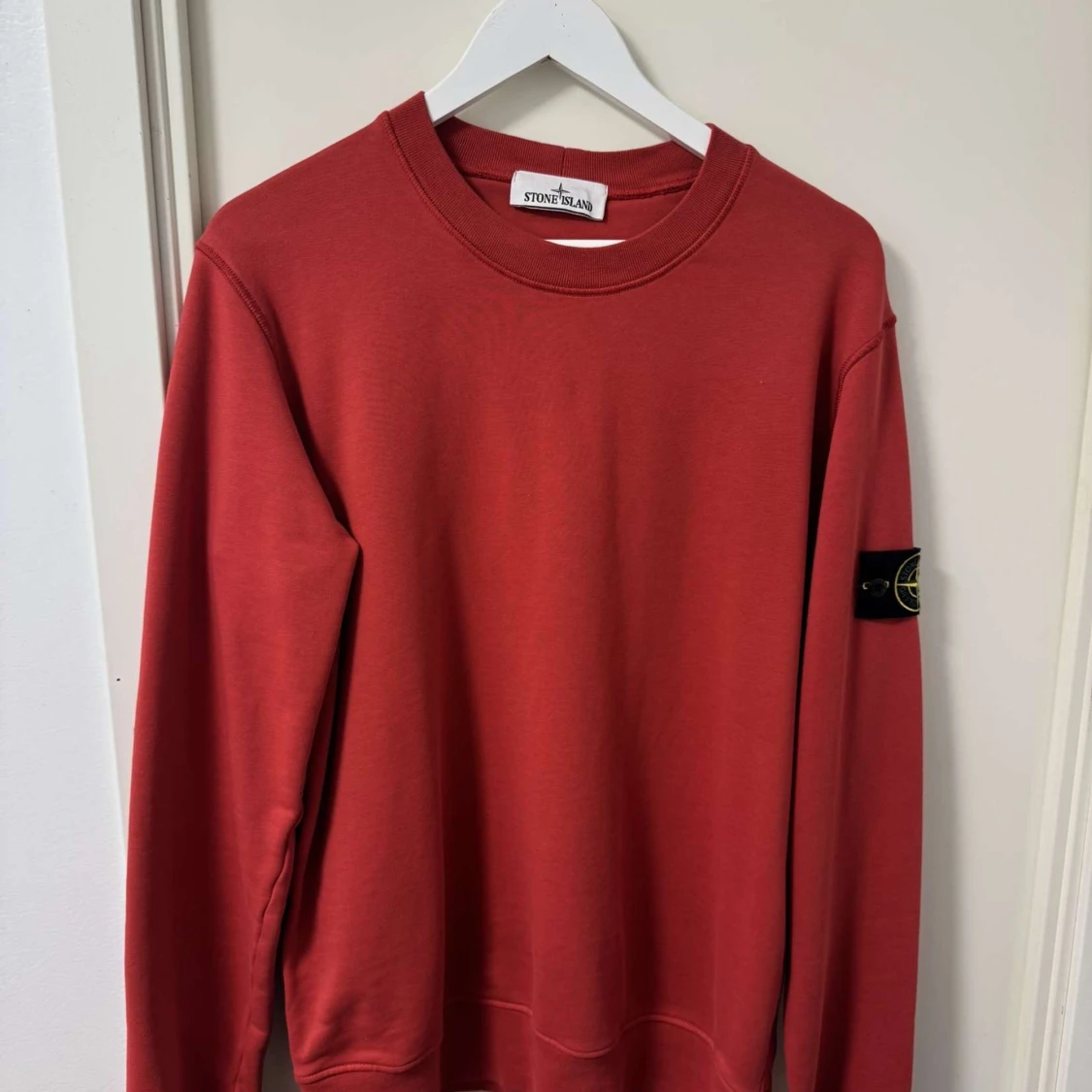 Röd Stone Island sweatshirt