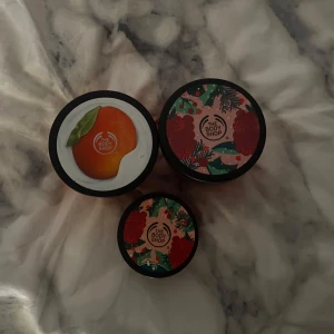 The body shop krämer  - Två stycken ”body yogurt” i doft mango och festive berry och en body scrub i doft festive berry från the body shop 🤍 dom är knappt använda men såklart går priset att diskuteras 💋 