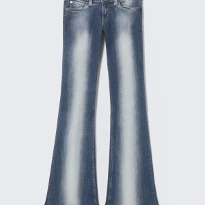 Blå bootcut jeans med utsvängda ben - Säljer de virala ”kvargjeansen” dvs weekday jeansen med wash. De är både lågmidjade och bootcut. Så populära och eftertraktade och slutsålda på hemsidan. Storlek 25/32 ❣️Be om egna bilder eller om ni har några funderingar❣️