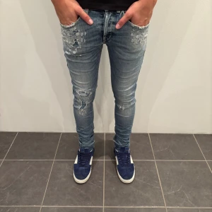 Dondup Jeans George  - Dondup Jeans George! Trendigaste jeansen på marknaden.  Skick= 9,5/10 Ny pris= 4000 kr Säljs för= 999 kr  (Modellen har original slitningar från fabrik vilket är väldigt eftertraktat och populärt)