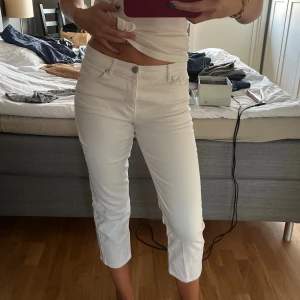Vita capribyxor - Snygga vita jeans från LOFT Outlet Petite med croppad längd. 
