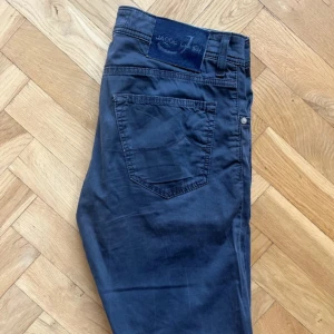 Jacob Cohen - Snygga mörkblå byxor från Jacob Cohen med klas raka ben. Byxorna har normal passform och är tillverkade i bomull