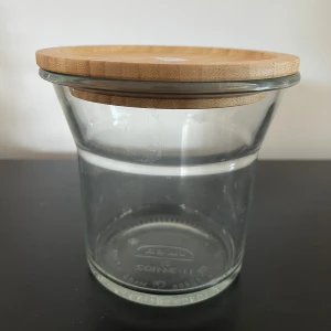 Glasburk - Glasburk med trälock. Höjd: 14cm, diameter 14cm.