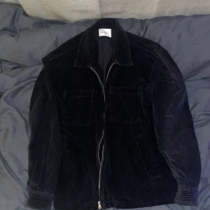 Manchester jacka - Fet manchester jacka i mörkblå perfekt för dig som gillar att vara lite extra fin men ändå hålla en streetwear vibe. Stl Xl men passar även L/M. Kommer ej tillanvänding då den ej är min stl längre