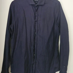 Kostymskjorta Zara Man - I mycket bra skick använd 2-3 gånger, säljes då jag lagt på mig och den inte passar längre. Hel och ren, lär behöva en strykning.  (Katt finns i hemmet)  Köpe alla skjortor=Billig bundle
