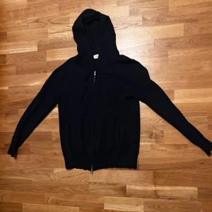 Marinblå Kashmir full Zip hoodie - Marinblå Kashmir full zip hoodie storlek S inga hål men tecken på användning såklart, hör av er vid frågor:)