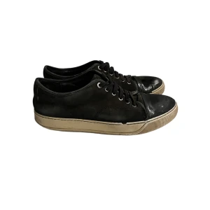 Lanvin skor - Säljer ett par feta lanvins i stl 44, skulle säga att skicket är inte så bra 5/10 typ👌🏻då dom är solblekta, glansen har försvunnit, skador på sidorna och det finns lite skavanker här o där men bild på allt finns🙌🏻, pris är inte hugget i sten 🪨så kom med frågor prisförslag Mm📩Box tillkommer inte!📦