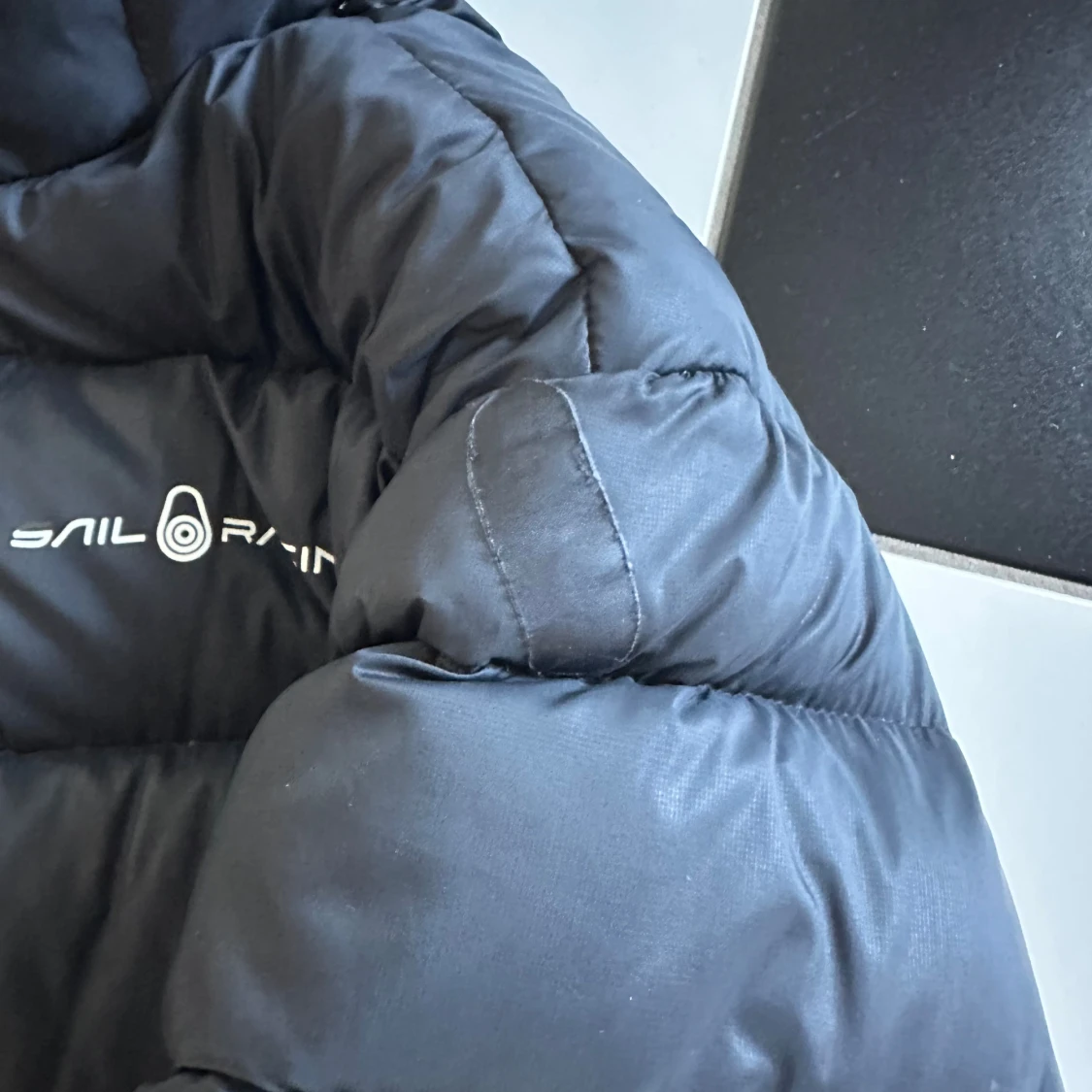 Svart pufferjacka från Sail Racing - 2