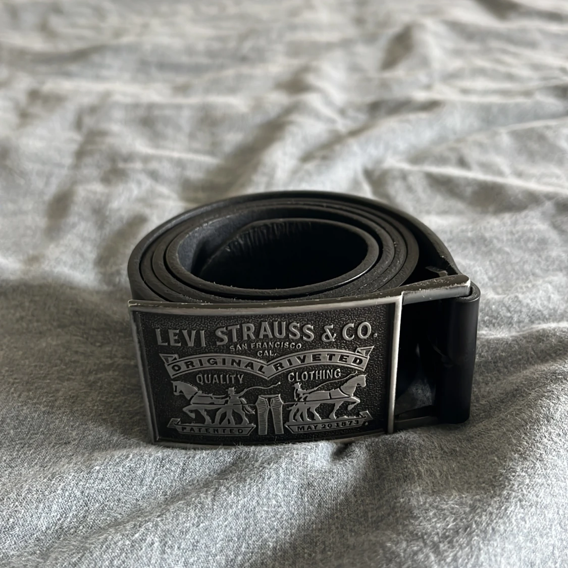 Svart skärp från Levi's i skinn - 2