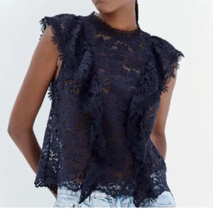 Mörkblå spetsblus från Zara - Säljer denna supersnygga mörkblå blusen i spets från Zara med volangdetaljer!!💘Använd 3 gånger, har inga defekter alls!☺️Passar både XS och S.