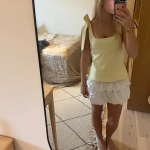 Vit volangkjol med lager på lager - Supersöt vit kortkjol i nyskick! Nästan aldrig använd med jätteskönt material. Skriv för eventuella frågor, priset går att diskuteras❤️