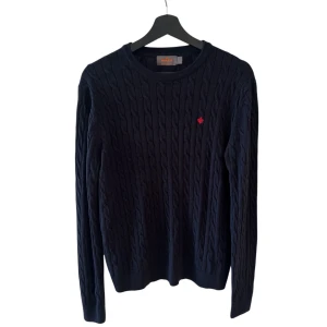 MORRIS TRÖJA - Morris kabelstickad tröja - Storlek L - 100% merinoull - Mycket fint skick - Hör av er vid minsta fundering // Deluxecloset 