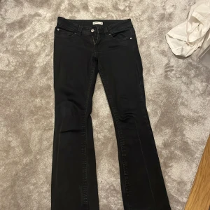 Svarta jeans med fickdetaljer - Snygga svarta bootcut lågmidjade jeans från Gina, säljer pga att dom är för små !🩷