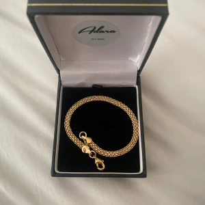 Guldpläterad armband - Rostfri guldpläterad i hög kvalite och allergi vänlig. Köpt i mellanöstern