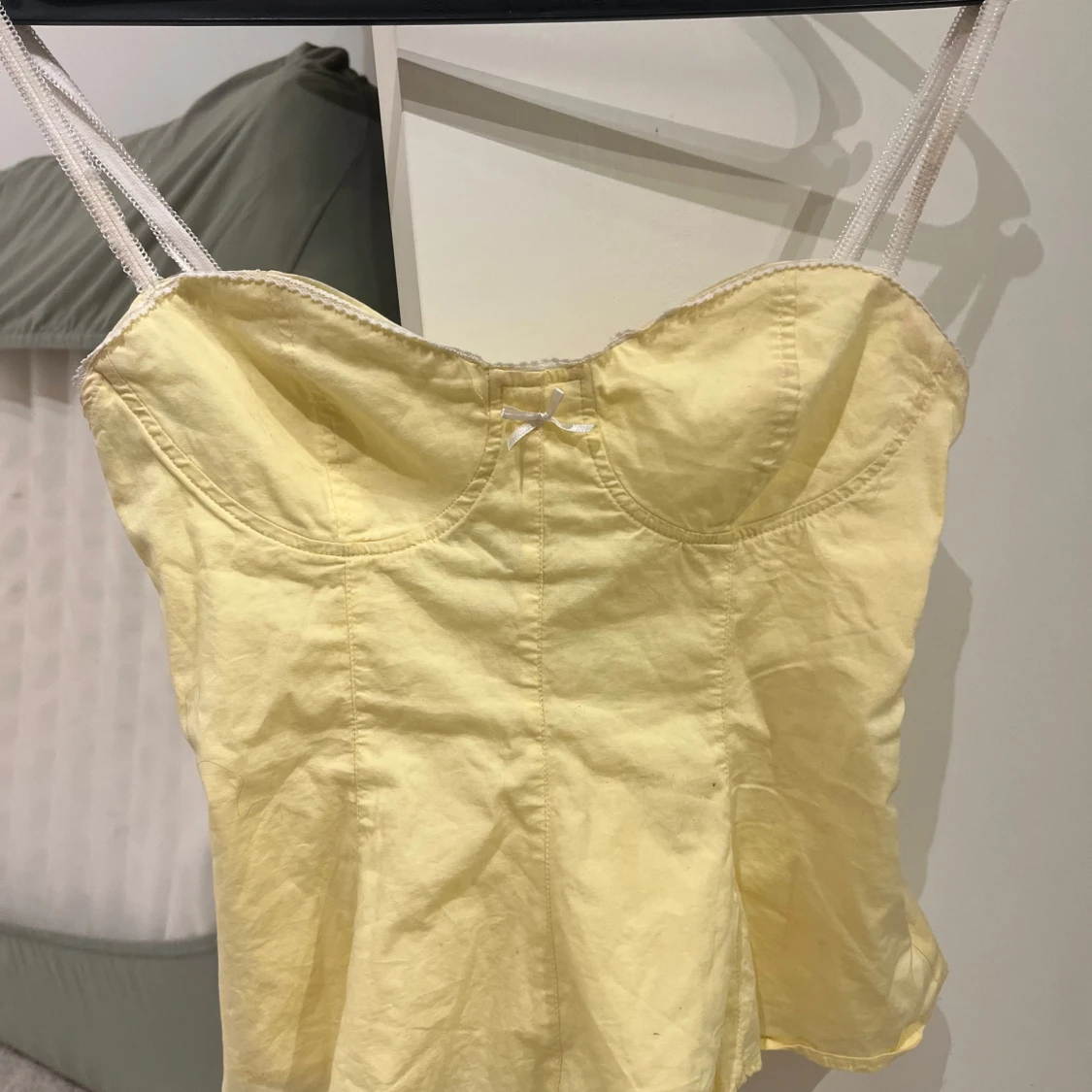 Gul korsett-topp med rosett