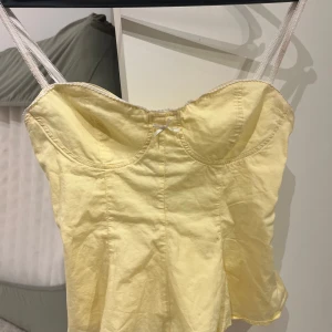 Gul korsett-topp med rosett - Populär tröja/korsett från Zara!använd ett fåtal gånger 