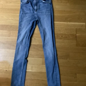 Blå skinny jeans från Zara - Snygga blå jeans från Zara med klassisk femficksdesign och skinny fit. Jeansen har hög midja och är tillverkade i stretchigt denim för en bekväm passform. Perfekta för dig som gillar en smal siluett och vill ha ett par stilrena jeans i garderoben.