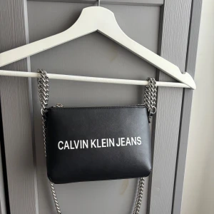 Axelbands väska Calvin Klein - Super fin väska, men kommer tyvärr inte till användning 🩶