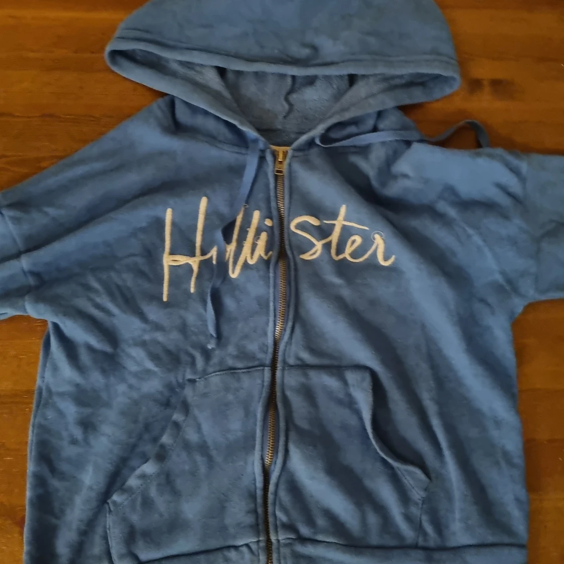 Blå hoodie från Hollister med dragkedja