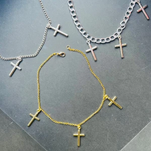 By prisförslag- 40 cm Halsband med kors i silver/guld - Olika halsband med korshängen – finns i silverfärgad metall och guld. Ett av de silvriga har chunky kedja, de andra har tunnare kedjor. Båda i silver/guld finns.  Perfekt statement-accessoar med trendig vibe och coola korsdetaljer.