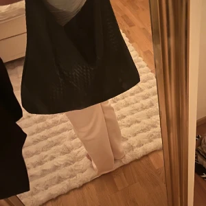 Stor svart väska  - Säljer denna jätte fina väska som jag inte alls använt nästan, så inga tecken på slitage eller defekter är som en ny. Perfekt storlek för skolan eller annat, man får ner böcker dator allting!
