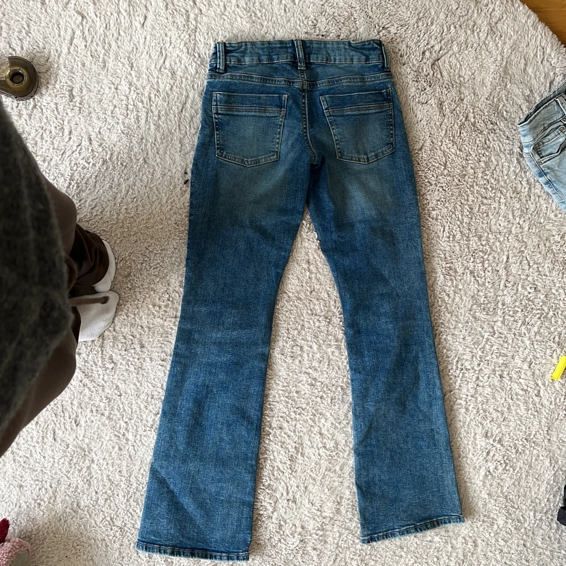 Blå bootcut jeans från Ginatricot - 2