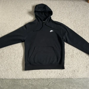 Svart Nike hoodie med broderad logga - Svart hoodie från Nike. Tröjan passar även personer Med M i storlek