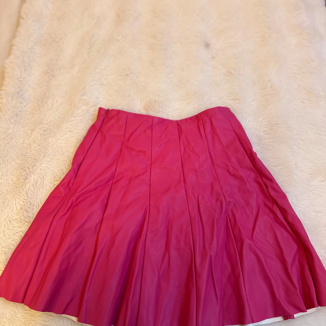 Rosa kortkjol i skinnimitation by Clara - 3