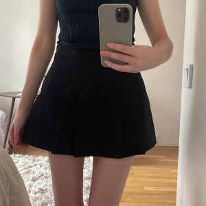 Svart minikjol från Zara, storlek S - Supersnygg svart minikjol från Zara, storlek S. Har dolda shorts under. Helt ny med lappar på!