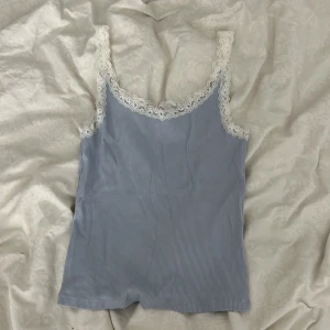Supersött spetslinne från H&M divided💞 - Sött spetslinne i storlek S💞Något insydda band men inget som syns när man har de på sig❣️