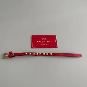 Valentino Armband  - Nu är detta fetta Valentino Armband till salu det är i 10/10 skick knappast använt. Tveka inte att skriva vid minsta lilla fundering!