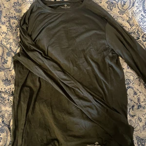 Träningströja - Grön långärmad träningströja från Ronhill med logga nertill. Tunt och luftigt material. Aldrig använd. Storlek S Tvättar allt innan, skriv för mer bilder eller om du har några frågor.💞