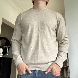 Tröja från ZARA Cashmere blandning   - Säljer en schysst tröja från Zara i Cashmere blandning | Nyskick, använd någon enstaka gång | Storlek Medium | Modellen på bilden är 178cm | Hör av dig vid minsta fundering