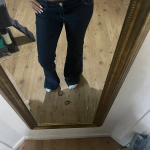 Mörkblå bootcut jeans med låg midja - Säljer ett par mörkblå jeans från only med snygg bootcut och låg midja. Jeansen har klassiska fickor fram och bak, och är i ett stretchigt denimtyg som sitter skönt. Perfekta om du gillar bekväma och sköna jeans! Använda 2 gånger!