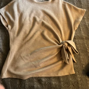 Sticksd tröja från Zara med knytning - Jätte fint skick knappt använda köpte fel storlek nämligen. Pris kan diskuteras ! 