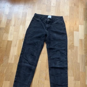 Grunt straight/loose fit - Grunt street loose night jeans med klassisk rak passform och femficksdesign. Jeansen har en något tvättad look och är tillverkade i robust denim. Perfekta för dig som gillar en tidlös och avslappnad stil. Passar någon från 160-170, priset så lågt pga av slitningen längst ner på jeansen 