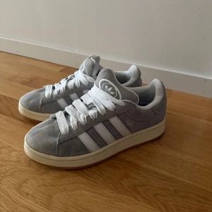 Adidas Campus 00s - Storlek 39 1/3. Enda ”felet” är att plastbiten på ena snöret är borta.