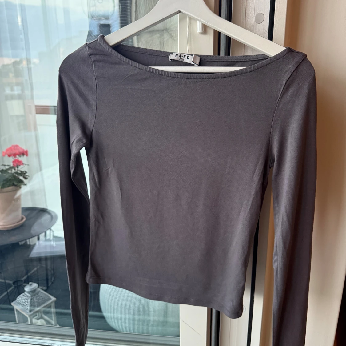 Mörkgrå långärmad topp från NA-KD