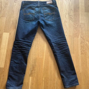 Selvedge Nudie Jeans  - Intresse koll på mina lean dean selvedge jeans som är i bra skick med mycket liv kvar✌🏻 litet hål vid högra fickan och lite slitet vid skrevet.  W32 L32
