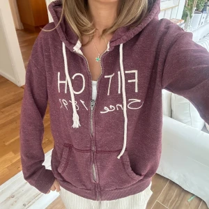 Abercrombie & fitch zip - En zip från Abercrombie & fitch i storlek M. Kan upplevas mindre i storlek. Tröjan bedöms vara använd men i fortsatt gott skick. Jag skickar ditt köp inom 24h. Se liknande zip i min profil! 