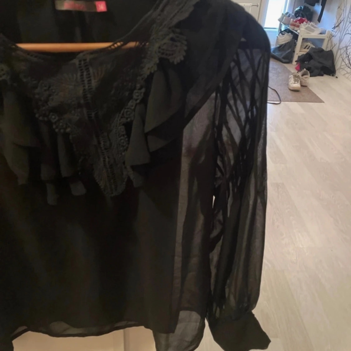 Svart blus med spets och volang - 2